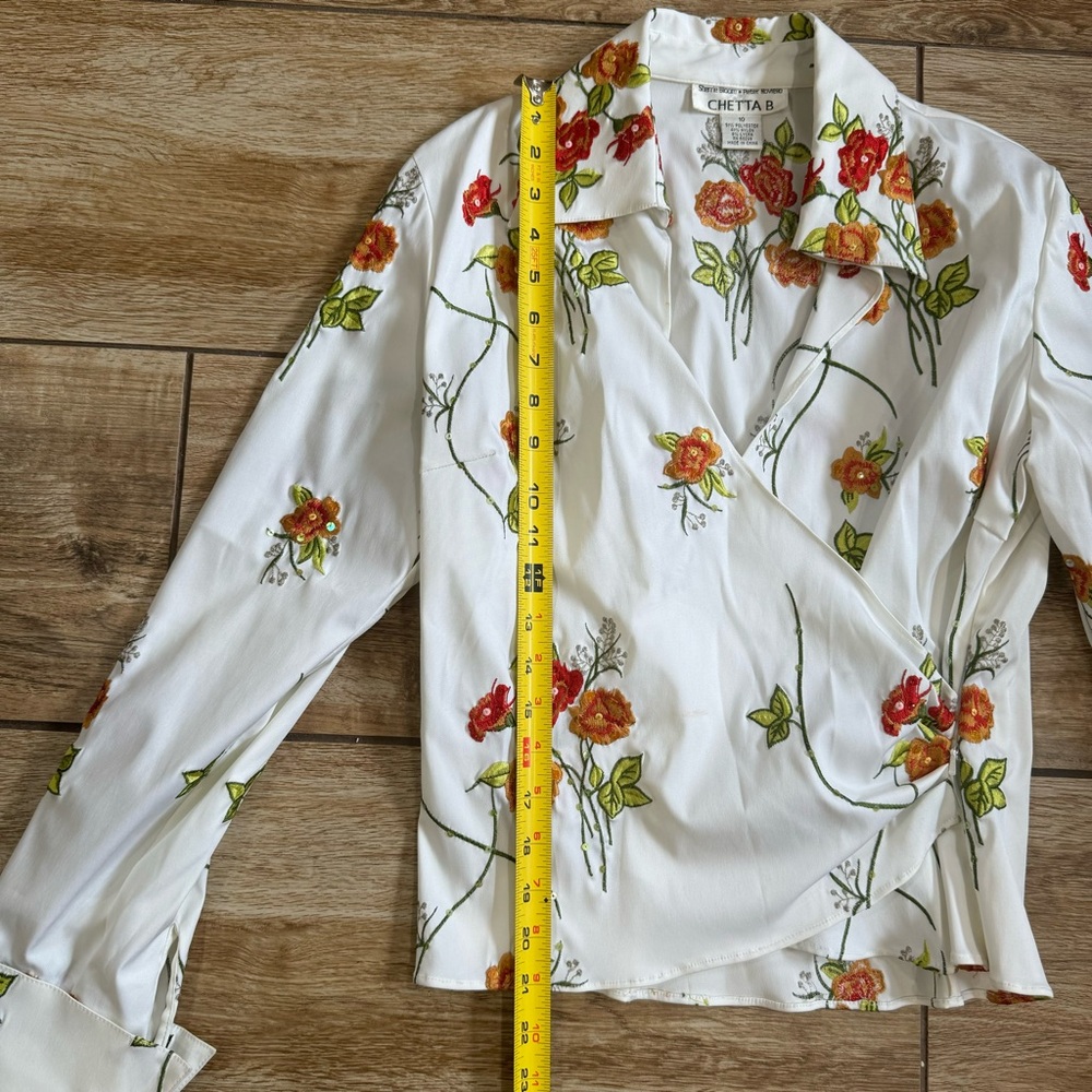Sherrie Bloom Peter Noviello Chetta B Wrap Blouse Sz 10 White Embroidered Floral - Picture 13 of 16